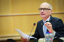 Peter Simon vor Mikro #109 (c) Europäisches Parlament